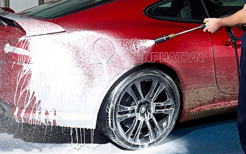 Rửa xe bằng bình bọt tuyết