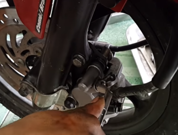 Cách chỉnh phanh đĩa xe máy bị bó