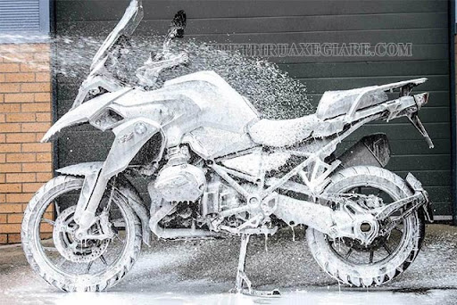 Cách rửa xe máy bọt tuyết